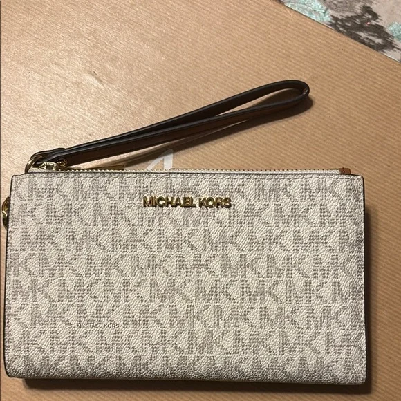 Michael Kors Cream Wristlet NWOT pristine condition - Picture 1 of 11